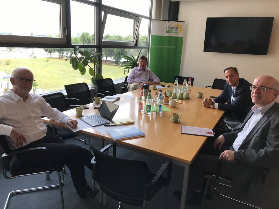 Frau auf Fahrrad in der Natur